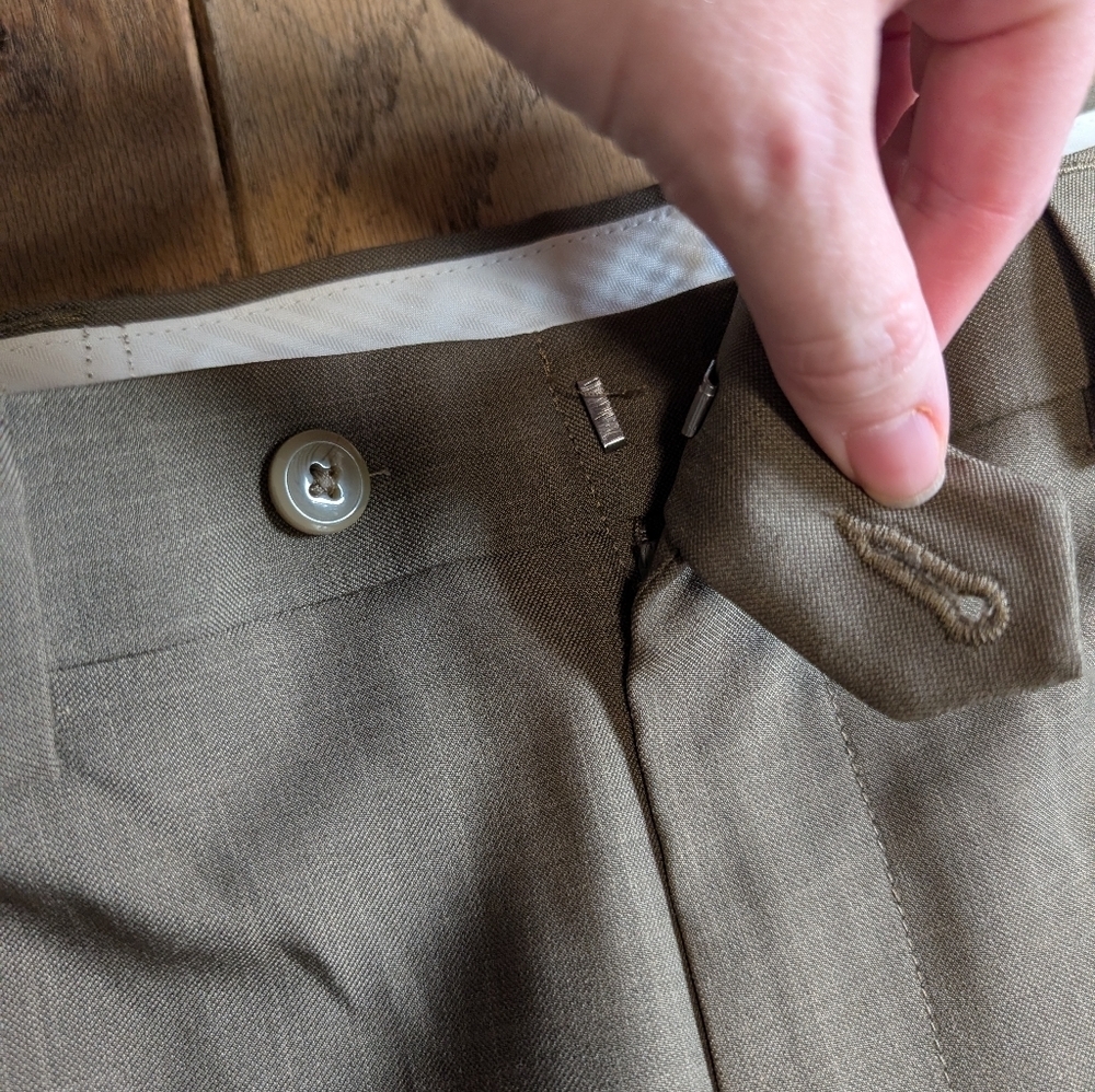 Men's Haggar Brown Pleated Front Straight Leg Dress Pants Size 42x32 - Picture 4 of 5
